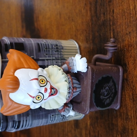 Hot Topic Exclusive Pennywise Jack-in-the-Box Vinyl Funko Pop Collectible Toy - Picture 3 of 11